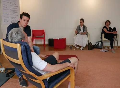 Live-Demonstration einer Hypnoseinduktion vor der Gruppe