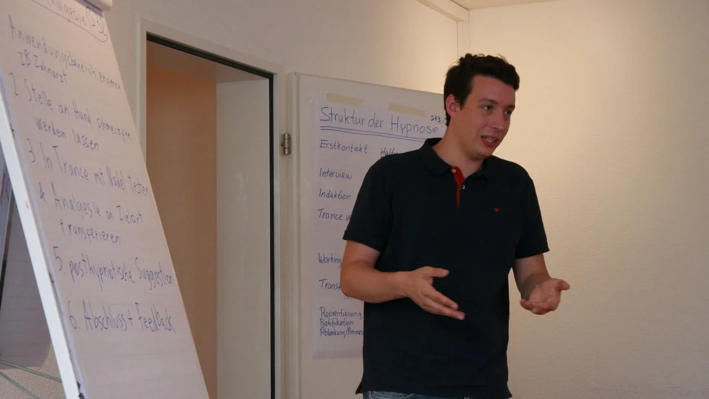 Erklärung der hypnotischen Schmerzbehandlung am Flipchart