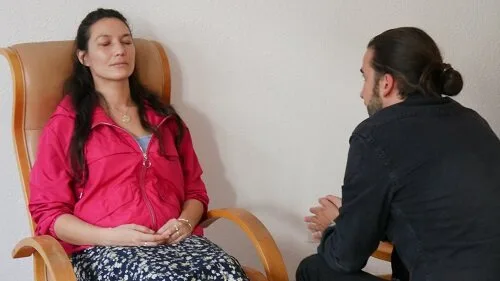 Teilnehmer übt eine Hypnoseinduktion